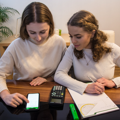 Zwei Schülerinnen nutzen die MatheArena-Lern-App im Unterricht.