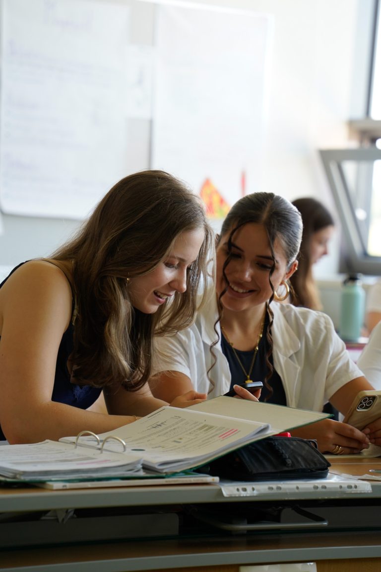 Zwei Mädchen lernen mit der MatheArena-App Mathe.