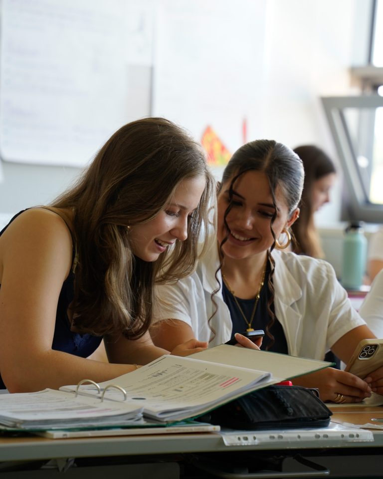 Zwei Mädchen lernen mit der MatheArena-App Mathe.