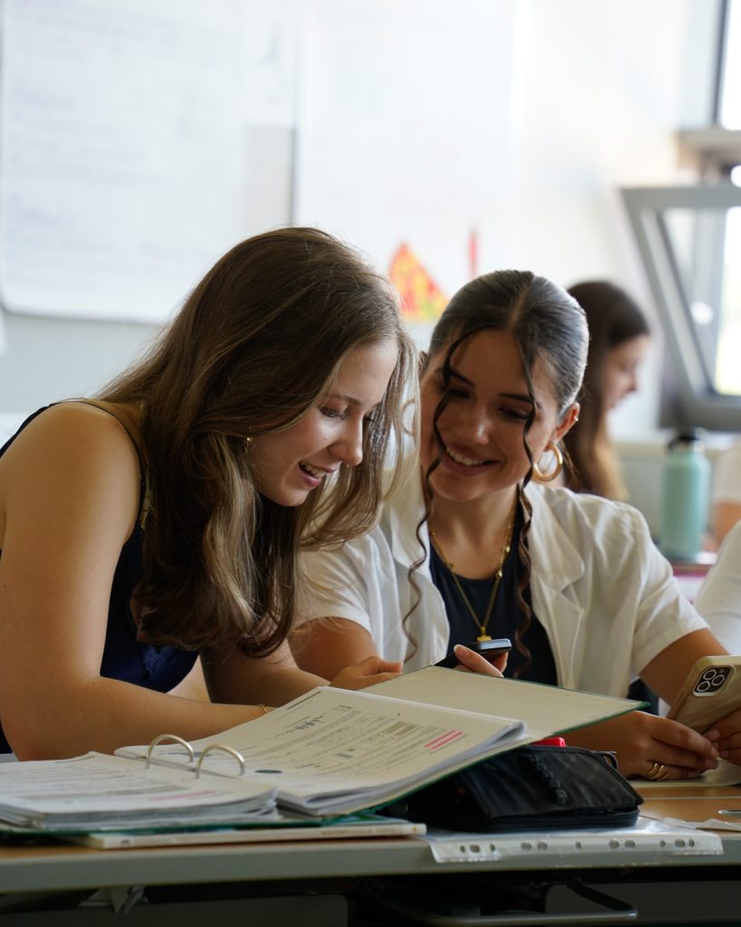 Zwei Mädchen lernen mit der MatheArena-App Mathe.