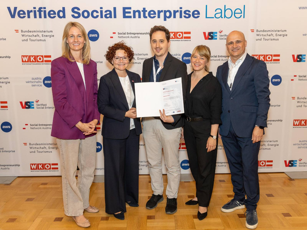 Gerald Infanger (Geschäftsführer von MatheArena) nimmt das Verified Social Enterprise Label entgegen.